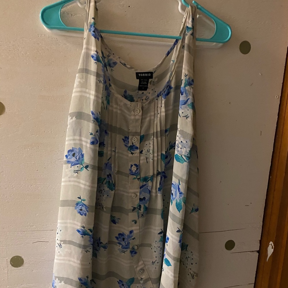 Thin and flowy tank